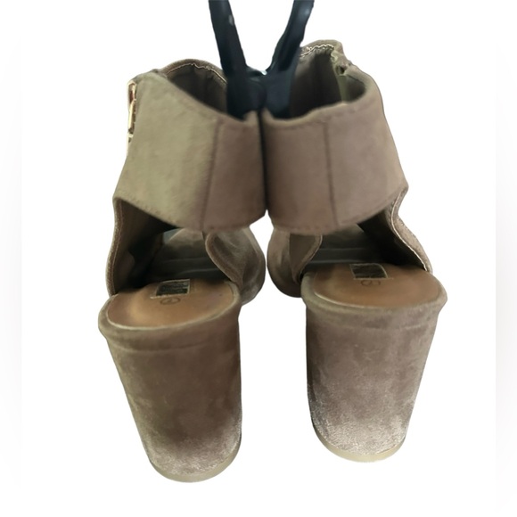 5/25$ ✨ Open Toe Booties - Picture 3 of 5